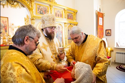 Митрополит Игнатий совершил Божественную литургию в храме святителей Василия Великого, Григория Богослова и Иоанна Златоустого г. Саратова