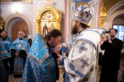 Митрополит Игнатий совершил вечернее богослужение с чтением акафиста Пресвятой Богородице в Свято-Троицком кафедральном соборе г. Саратова