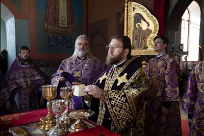 Митрополит Игнатий совершил Божественную литургию в Крестовоздвиженском храме г. Хвалынска