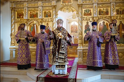 Митрополит Игнатий совершил всенощное бдение с чином воздвижения Креста в кафедральном соборе Живоначальной Троицы г. Вольска