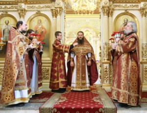 В Великий Четверг Митрополит Лонгин совершил Литургию Василия Великого и Чин умовения ног