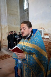 Божественная литургия в храме в честь Покрова Пресвятой Богородицы села Сокур Татищевского района