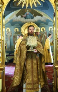 Митрополит Лонгин и Епископ Пахомий совершили Божественную литургию в Троицком соборе и молебен перед главной святыней Саратовской земли — образом Спаса Нерукотворного