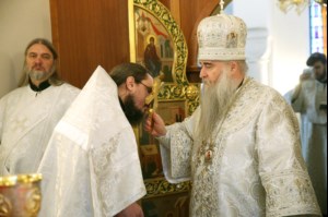 Божественная литургия на Архиерейском подворье — храме в честь иконы Божией Матери «Утоли моя печали» г. Саратова