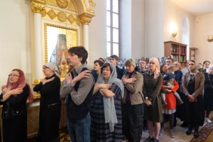 Литургия Преждеосвященных Даров, малое повечерие и утреня Великого Четвертка на Архиерейском подворье — в храме во имя святых равноапостольных Мефодия и Кирилла при СГУ