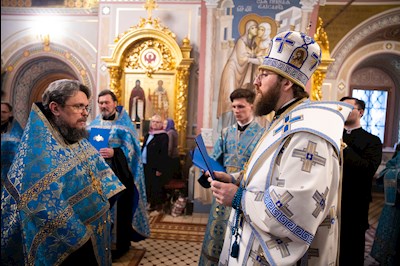 Митрополит Игнатий совершил вечернее богослужение с чтением акафиста Пресвятой Богородице в Свято-Троицком кафедральном соборе г. Саратова