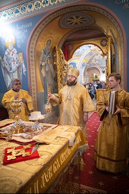 Митрополит Игнатий совершил Божественную литургию в Свято-Троицком кафедральном соборе Саратова