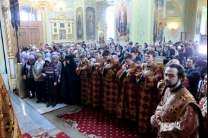 В Великий Четверг Митрополит Лонгин совершил Литургию Василия Великого и Чин умовения ног