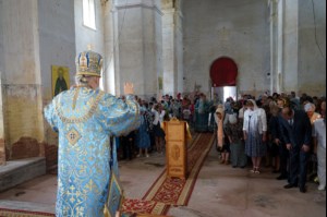 Божественная литургия в храме в честь Покрова Пресвятой Богородицы села Сокур Татищевского района