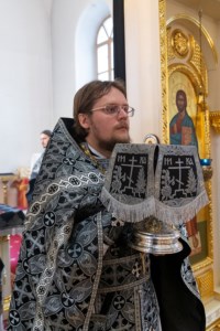 Литургия Преждеосвященных Даров, малое повечерие и утреня Великого Четвертка на Архиерейском подворье — в храме во имя святых равноапостольных Мефодия и Кирилла при СГУ