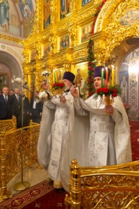 Митрополит Лонгин совершил пасхальное богослужение