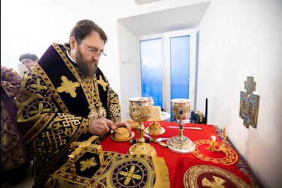 Митрополит Игнатий совершил Великое освящение Крестовоздвиженского подворья Свято-Алексиевского женского монастыря г. Саратова и Божественную литургию в новоосвященном храме
