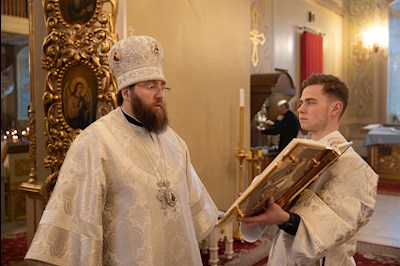 Митрополит Игнатий совершил Великую вечерню в соединении с Литургией святителя Василия Великого и чин Великого освящения воды в Покровском соборе г. Саратова