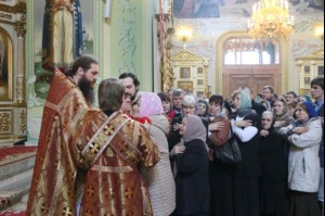 В Великий Четверг Митрополит Лонгин совершил Литургию Василия Великого и Чин умовения ног