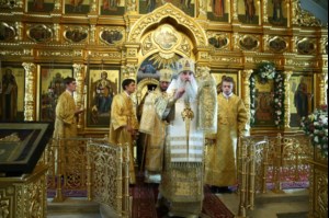 Митрополит Лонгин и Епископ Пахомий совершили Божественную литургию в Троицком соборе и молебен перед главной святыней Саратовской земли — образом Спаса Нерукотворного