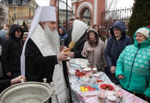 Божественная литургия и крещение оглашенных в Свято-Троицком кафедральном соборе Саратова