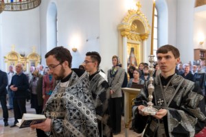 Литургия Преждеосвященных Даров, малое повечерие и утреня Великого Четвертка на Архиерейском подворье — в храме во имя святых равноапостольных Мефодия и Кирилла при СГУ