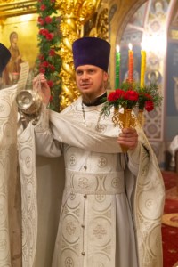 Митрополит Лонгин совершил пасхальное богослужение