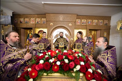 Митрополит Игнатий совершил Великое освящение Крестовоздвиженского подворья Свято-Алексиевского женского монастыря г. Саратова и Божественную литургию в новоосвященном храме