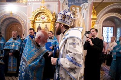 Митрополит Игнатий совершил вечернее богослужение с чтением акафиста Пресвятой Богородице в Свято-Троицком кафедральном соборе г. Саратова