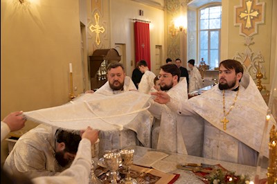 Митрополит Игнатий совершил Великую вечерню в соединении с Литургией святителя Василия Великого и чин Великого освящения воды в Покровском соборе г. Саратова