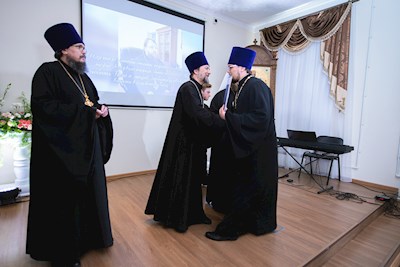 Митрополит Игнатий вручил дипломы выпускникам СПДС