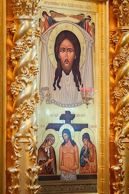 Митрополит Игнатий совершил Божественную литургию в Свято-Троицком кафедральном соборе Саратова