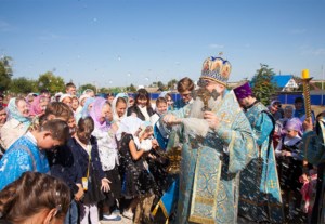 Божественная литургия в храме в честь Успения Пресвятой Богородицы п. Возрождение Хвалынского района