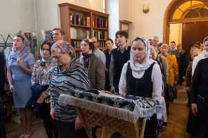 Литургия Преждеосвященных Даров, малое повечерие и утреня Великого Четвертка на Архиерейском подворье — в храме во имя святых равноапостольных Мефодия и Кирилла при СГУ