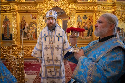 Митрополит Игнатий совершил Божественную литургию в Свято-Троицком кафедральном соборе Саратова