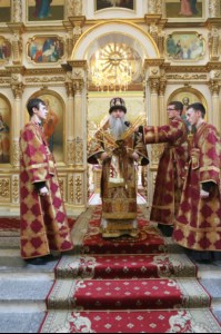 В Великий Четверг Митрополит Лонгин совершил Литургию Василия Великого и Чин умовения ног