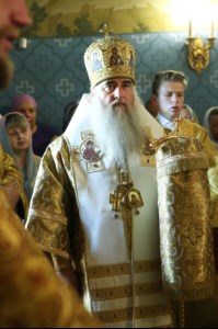 Митрополит Лонгин и Епископ Пахомий совершили Божественную литургию в Троицком соборе и молебен перед главной святыней Саратовской земли — образом Спаса Нерукотворного
