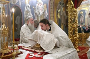 Митрополит Лонгин совершил Рождественское ночное богослужение