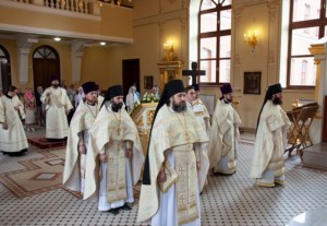 Божественная литургия на Архиерейском подворье — храме во имя святого апостола и евангелиста Иоанна Богослова при СПДС