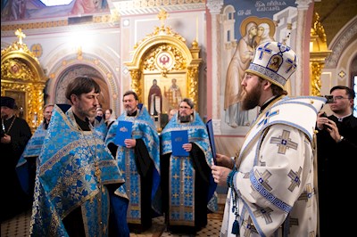 Митрополит Игнатий совершил вечернее богослужение с чтением акафиста Пресвятой Богородице в Свято-Троицком кафедральном соборе г. Саратова