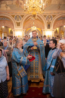 Митрополит Игнатий совершил Божественную литургию в Свято-Троицком кафедральном соборе Саратова