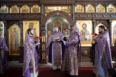 Митрополит Игнатий совершил Божественную литургию в Крестовоздвиженском храме г. Хвалынска