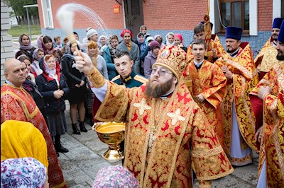 Митрополит Игнатий совершил Божественную литургию в храме святых мучениц Веры, Надежды, Любови и матери их Софии поселка Светлый