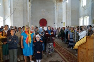 Божественная литургия в храме в честь Покрова Пресвятой Богородицы села Сокур Татищевского района