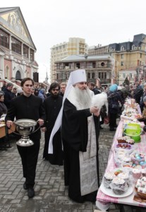 Божественная литургия и крещение оглашенных в Свято-Троицком кафедральном соборе Саратова