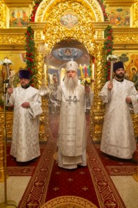 Митрополит Лонгин совершил пасхальное богослужение