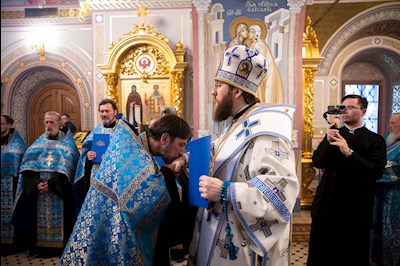 Митрополит Игнатий совершил вечернее богослужение с чтением акафиста Пресвятой Богородице в Свято-Троицком кафедральном соборе г. Саратова