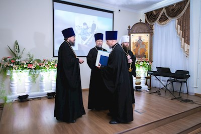 Митрополит Игнатий вручил дипломы выпускникам СПДС