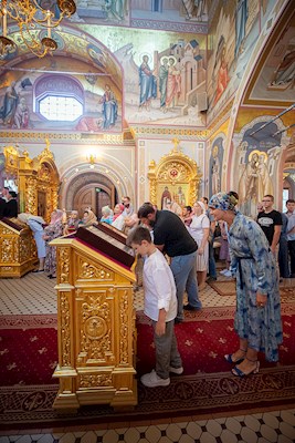 Митрополит Игнатий совершил Божественную литургию в Свято-Троицком кафедральном соборе Саратова