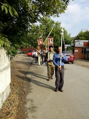 Крестный ход от храма мученицы Софии до храма святых Царственных страстотерпцев г. Саратова