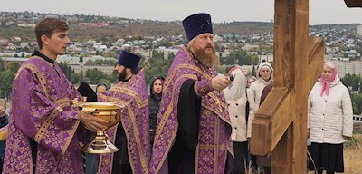В Вольске освящен поклонный крест