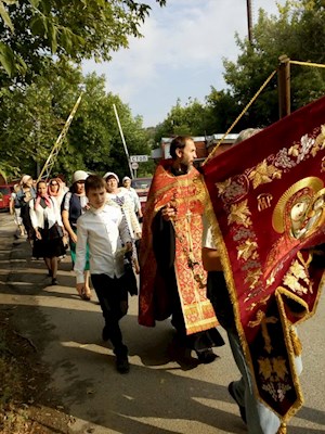 Крестный ход от храма мученицы Софии до храма святых Царственных страстотерпцев г. Саратова