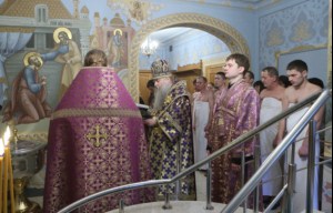 Крещальная литургия в Свято-Троицком соборе Саратова