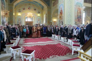 В Великий Четверг Митрополит Лонгин совершил Литургию Василия Великого и Чин умовения ног
