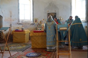 Божественная литургия в храме в честь Покрова Пресвятой Богородицы села Сокур Татищевского района